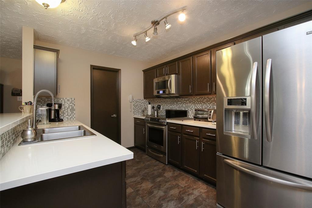 8051 Bay Branch Drive 323 The Woodlands, Texas FULLY FURNISHED RENTAL **2 BED 2 BATH ON SECOND FLOOR. This condo is upgraded and impeccable. Stainless steel appliances, Fully stocked kitchen, furnishings, linens, washer & dryer. Close to shopping center walking distance to park & pool and zoned to THE WOODLANDS EXEMPLARY SCHOOLS.