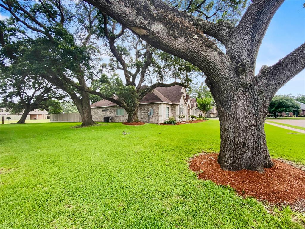 1117 Oak Park Drive, Angleton, TX 77515