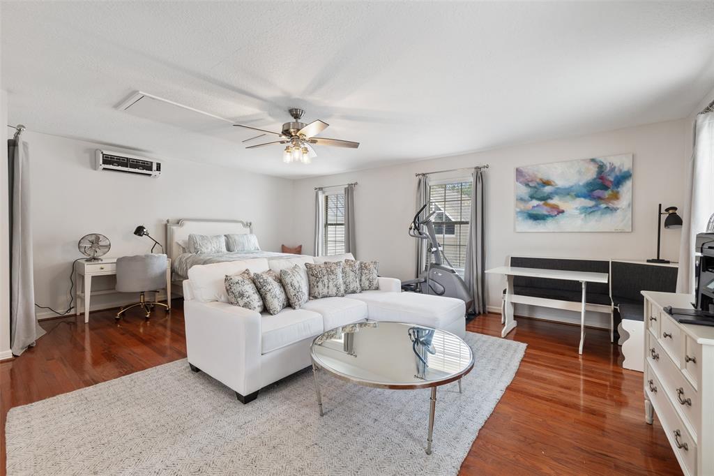 The large studio apartment provides a great flexible space for you and your family. It can serve as a home office, guest quarters, workout space, or a relaxing space to watch TV after a dip in the pool.