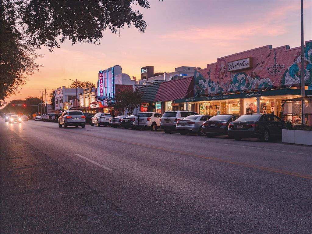1524 Tulane is located in one of the most walkable sections of the Heights. Located approximately 3 blocks away, you will find the 19th Street Shopping District. Along 19th Street, you will find boutique shops, ice cream parlors, restaurants, and a lot of great entertainment.