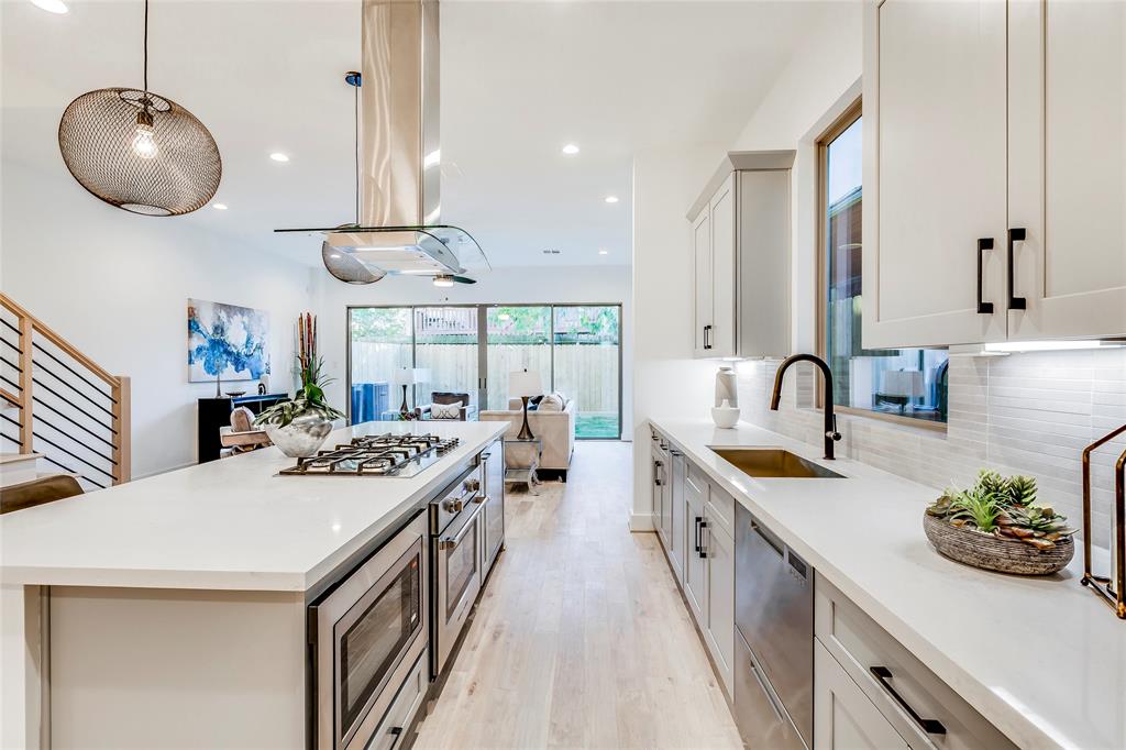 1332 2 BELL Street, Houston, Texas 77019, 3 Bedrooms Bedrooms, 11 Rooms Rooms,2 BathroomsBathrooms,Single-family,For Sale,BELL,68872809