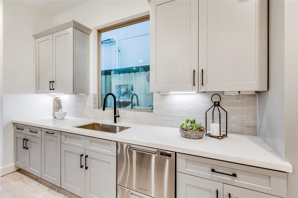 1332 2 BELL Street, Houston, Texas 77019, 3 Bedrooms Bedrooms, 11 Rooms Rooms,2 BathroomsBathrooms,Single-family,For Sale,BELL,68872809
