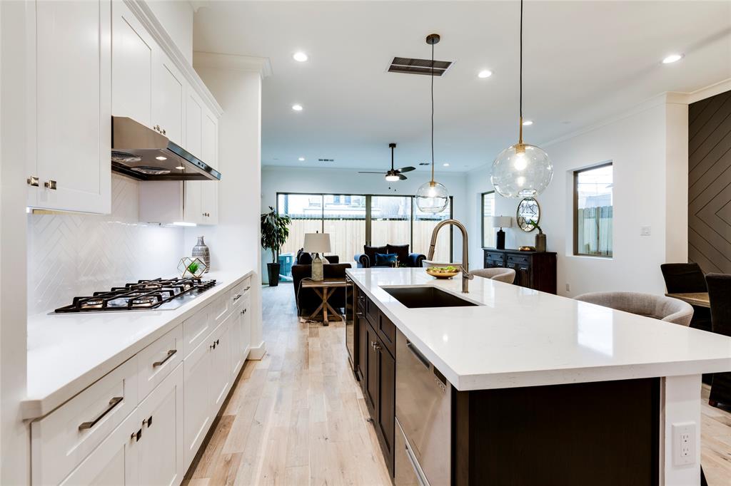 1330 3 BELL Street, Houston, Texas 77019, 4 Bedrooms Bedrooms, 14 Rooms Rooms,3 BathroomsBathrooms,Single-family,For Sale,BELL,80437370
