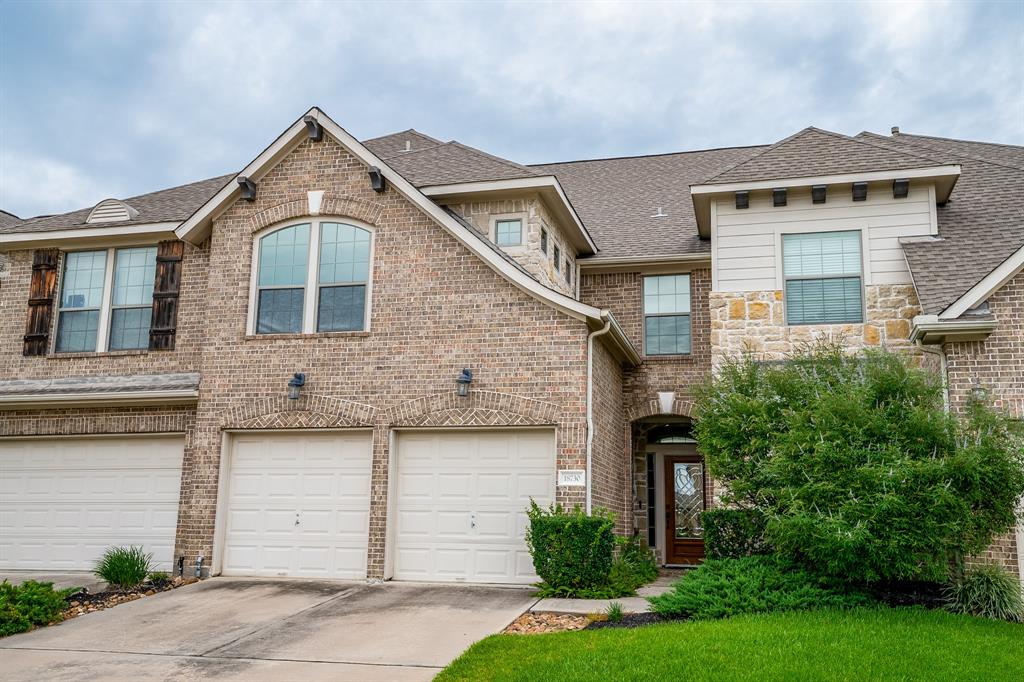 18730 Cypress Loch Drive Spring, Texas A beautiful 3 bedrooms and 2.5 bathrooms Luxury townhouse in the gated community of Retreat at Gleannloch Farms. Bright living room with double ceiling, and floor-to-ceiling windows with UV protection. Brand new hardwood floor in the living room. Gas fireplace. Amazing kitchen with granite countertops, stainless steel appliances, and a study nook. Extra office room downstairs with hardwood floor. Jetted tub and walk-in shower in the master bathroom. Large laundry room with storing closets. Washer and dryer included. Fresh paint throughout the house. HOA covers the front yard. Easy maintenance backyard. Zoned to exemplary Klein ISD schools (Hassler, Doerre, Klein Cain). Across the street from the community pool. Walking distance to restaurants and shopping area. Easy access to the grand parkway. Prefer long-term lease renewable every year. Tenant must be making 3X the rent, have good tenant & credit history. House has a 1 year home warranty. Appointment is required.
