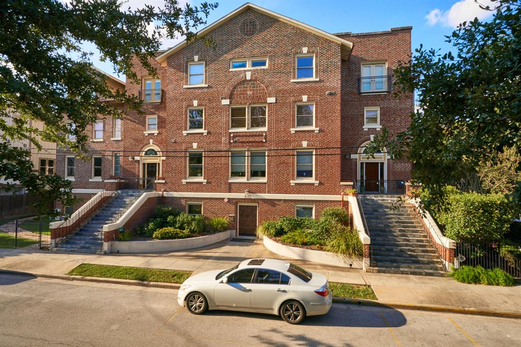 A truly unique complex of condominiums in Woodland Heights. Beautiful inside and out! Zoned to Travis Elementary.