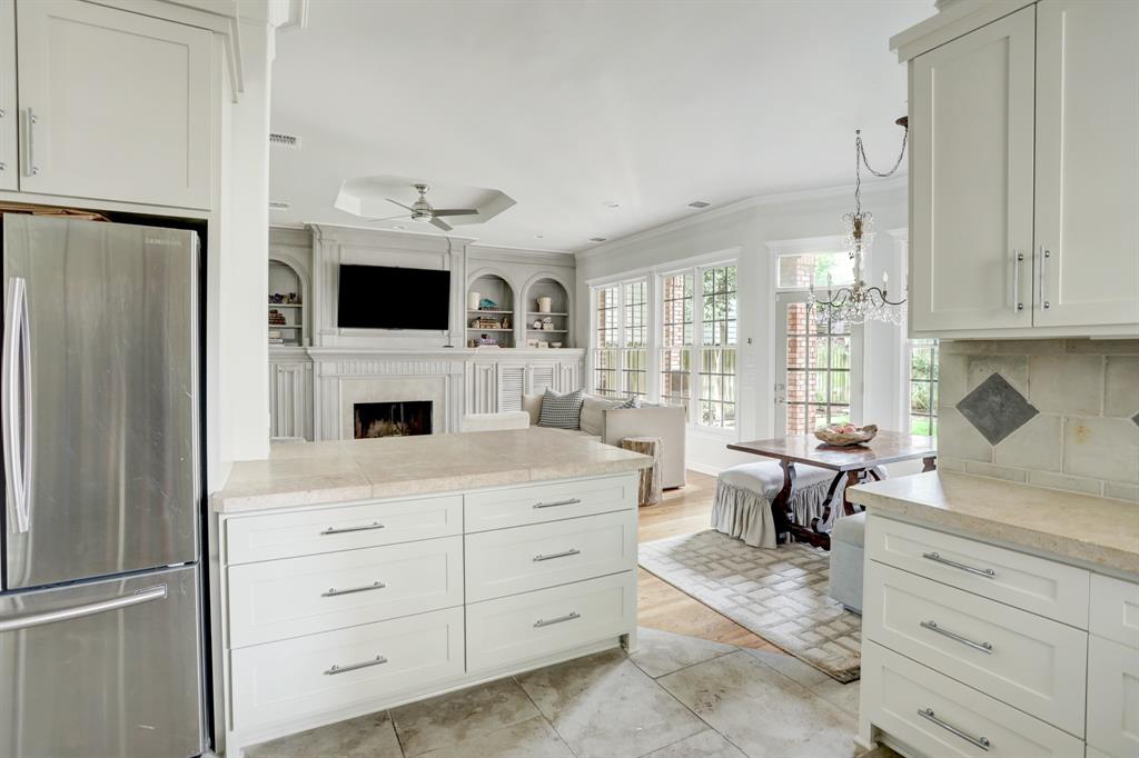 6127 2 Charlotte Street, West University Place, Texas 77005, 4 Bedrooms Bedrooms, 11 Rooms Rooms,3 BathroomsBathrooms,Single-family,For Sale,Charlotte,57163681