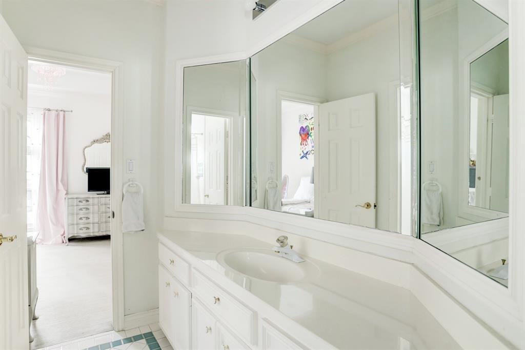 6127 2 Charlotte Street, West University Place, Texas 77005, 4 Bedrooms Bedrooms, 11 Rooms Rooms,3 BathroomsBathrooms,Single-family,For Sale,Charlotte,57163681