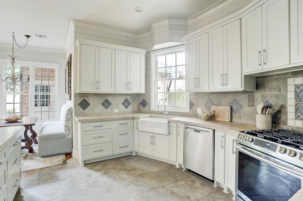 6127 2 Charlotte Street, West University Place, Texas 77005, 4 Bedrooms Bedrooms, 11 Rooms Rooms,3 BathroomsBathrooms,Single-family,For Sale,Charlotte,57163681