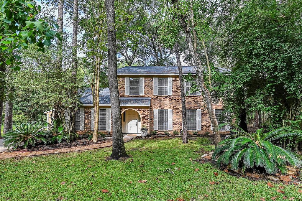 62 Berryfrost Lane The Woodlands, Texas Gorgeous totally updated home located in the front of The Woodlands making for an easy commute and close to all that The Woodlands has to offer. Situated on a quiet cul-de-sac with a greenbelt behind. Privacy and Peace at it's best! This home has a beautifully updated kitchen, granite countertops including a peninsula providing lots of prep space for the chef, as well as, additional dining area. Stainless steel appliances with REFRIGERATOR INCLUDED round out this dream kitchen. Formal dining, SPACIOUS DEN, guest bath, and formal living (which could be a flex area for office/play room/ game room if preferred) round out the first floor. Upstairs are 4 nicely sized bedrooms. Both full baths have been completely renovated. The PRIMARY BATH has a HUGE WALK-IN SHOWER. This is a wonderful property, in a much desired part of The Woodlands. Make an appointment today to tour!
**Backyard has been fully fenced since the pictures were taken!**