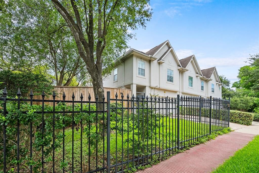 6716 2 Montclair Drive, Houston, Texas 77030, 4 Bedrooms Bedrooms, 4 Rooms Rooms,3 BathroomsBathrooms,Townhouse/condo,For Sale,Montclair,92917262