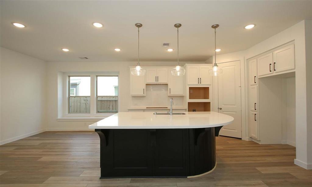 306 2 Highland Bayou Drive, Conroe, Texas 77304, 3 Bedrooms Bedrooms, 7 Rooms Rooms,2 BathroomsBathrooms,Single-family,For Sale,Highland Bayou,71151926