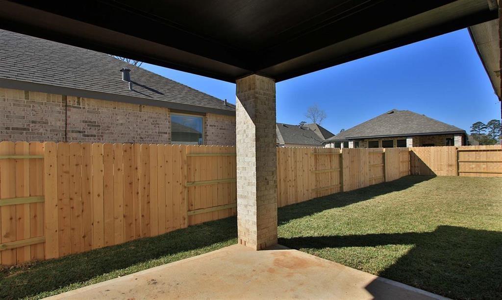 306 2 Highland Bayou Drive, Conroe, Texas 77304, 3 Bedrooms Bedrooms, 7 Rooms Rooms,2 BathroomsBathrooms,Single-family,For Sale,Highland Bayou,71151926