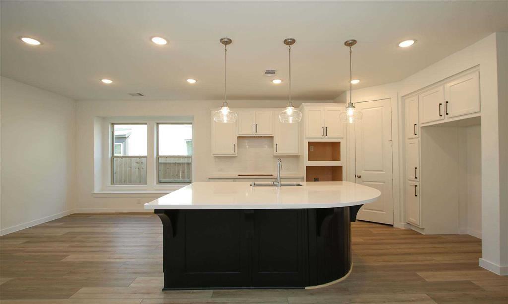 306 2 Highland Bayou Drive, Conroe, Texas 77304, 3 Bedrooms Bedrooms, 7 Rooms Rooms,2 BathroomsBathrooms,Single-family,For Sale,Highland Bayou,71151926