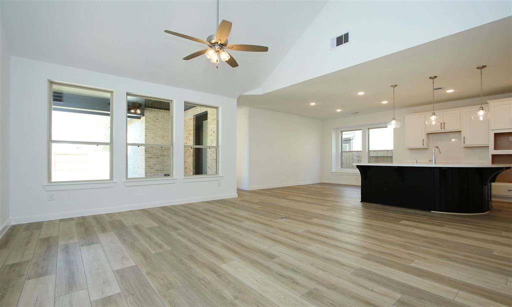 306 2 Highland Bayou Drive, Conroe, Texas 77304, 3 Bedrooms Bedrooms, 7 Rooms Rooms,2 BathroomsBathrooms,Single-family,For Sale,Highland Bayou,71151926