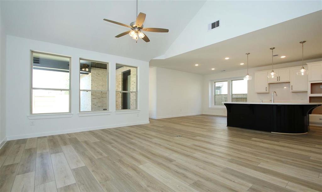 306 2 Highland Bayou Drive, Conroe, Texas 77304, 3 Bedrooms Bedrooms, 7 Rooms Rooms,2 BathroomsBathrooms,Single-family,For Sale,Highland Bayou,71151926