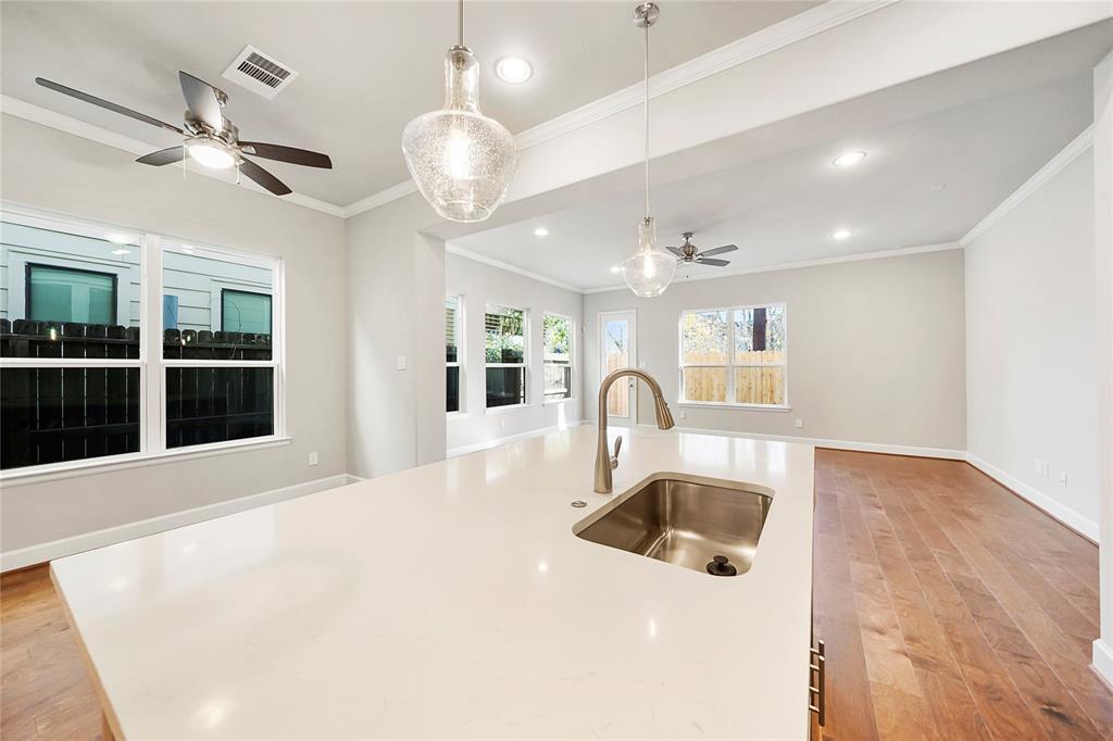 4413 2 Schuler Street, Houston, Texas 77007, 3 Bedrooms Bedrooms, 9 Rooms Rooms,2 BathroomsBathrooms,Single-family,For Sale,Schuler,52234268