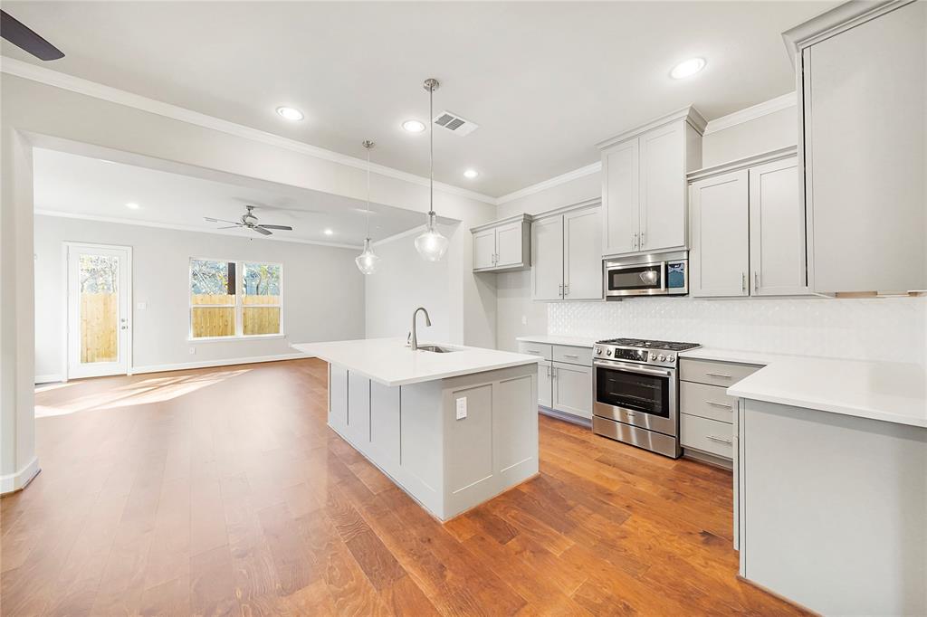 4413 2 Schuler Street, Houston, Texas 77007, 3 Bedrooms Bedrooms, 9 Rooms Rooms,2 BathroomsBathrooms,Single-family,For Sale,Schuler,52234268