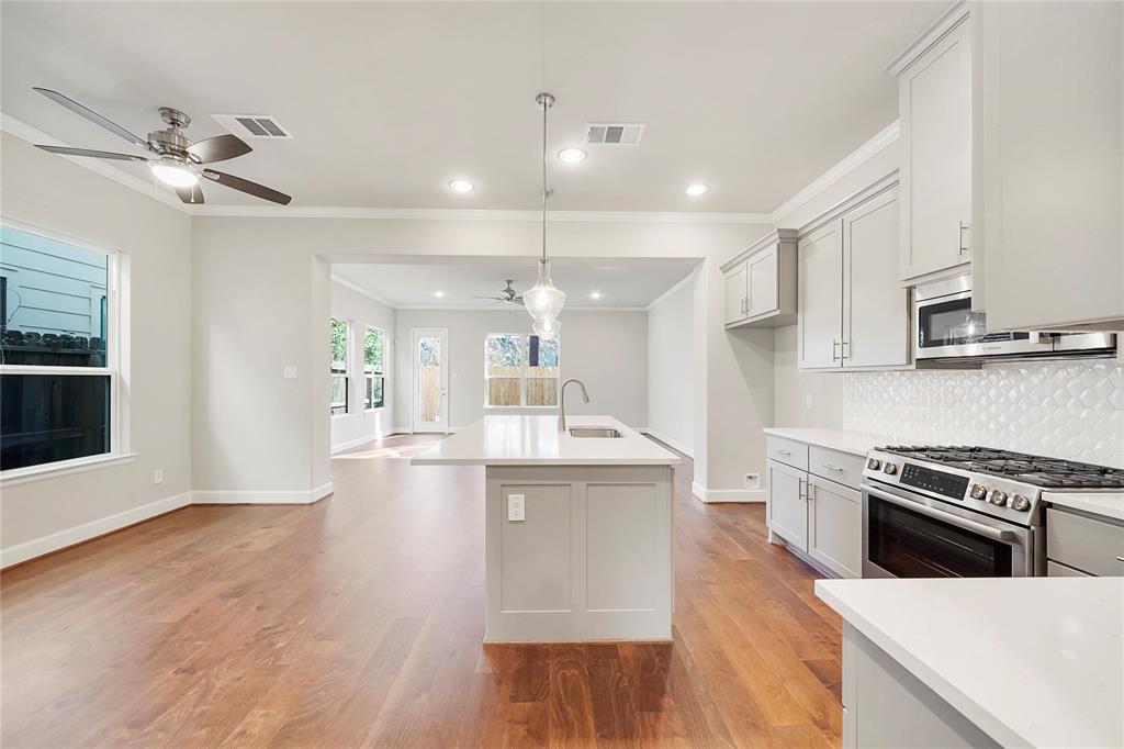 4413 2 Schuler Street, Houston, Texas 77007, 3 Bedrooms Bedrooms, 9 Rooms Rooms,2 BathroomsBathrooms,Single-family,For Sale,Schuler,52234268