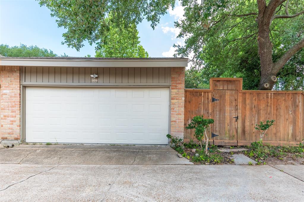 909 1 Bayou River Drive, Houston, Texas 77079, 3 Bedrooms Bedrooms, 5 Rooms Rooms,2 BathroomsBathrooms,Single-family,For Sale,Bayou River,54588122