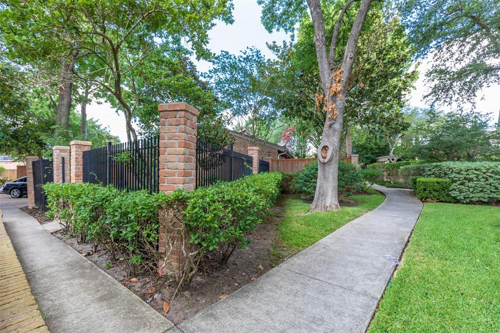 909 1 Bayou River Drive, Houston, Texas 77079, 3 Bedrooms Bedrooms, 5 Rooms Rooms,2 BathroomsBathrooms,Single-family,For Sale,Bayou River,54588122