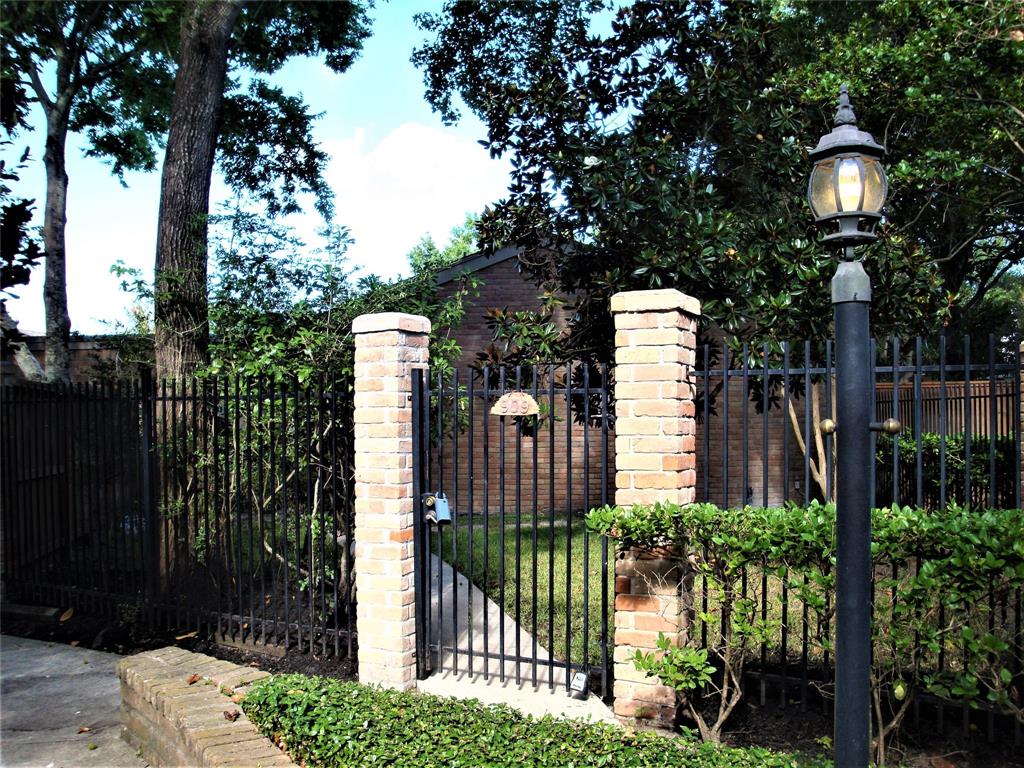 909 1 Bayou River Drive, Houston, Texas 77079, 3 Bedrooms Bedrooms, 5 Rooms Rooms,2 BathroomsBathrooms,Single-family,For Sale,Bayou River,54588122