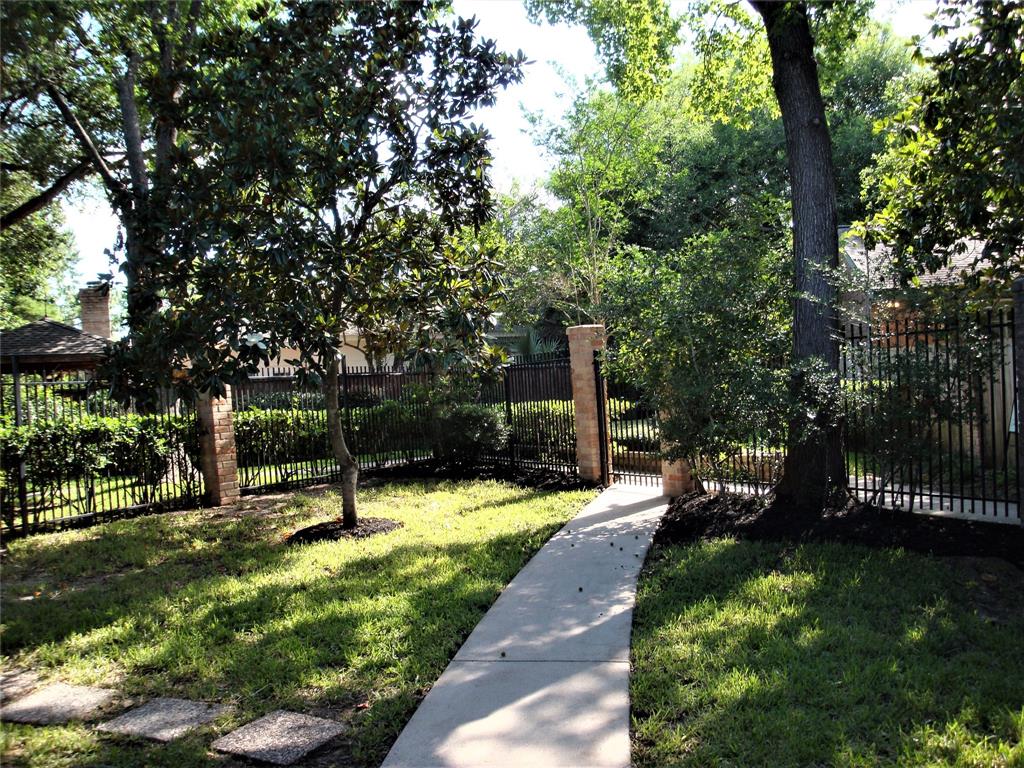 909 1 Bayou River Drive, Houston, Texas 77079, 3 Bedrooms Bedrooms, 5 Rooms Rooms,2 BathroomsBathrooms,Single-family,For Sale,Bayou River,54588122