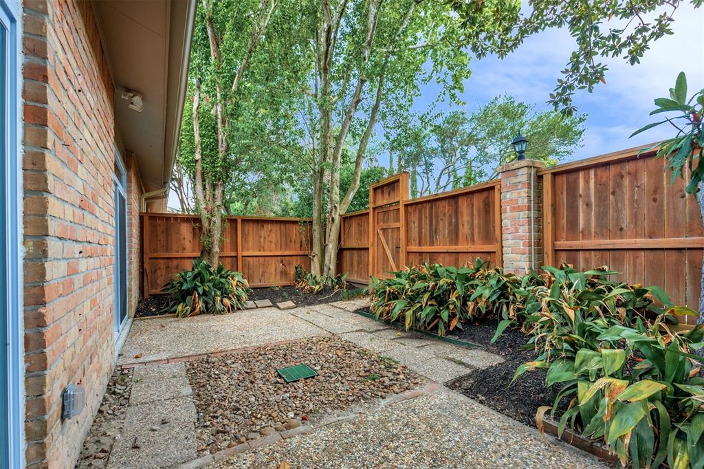 909 1 Bayou River Drive, Houston, Texas 77079, 3 Bedrooms Bedrooms, 5 Rooms Rooms,2 BathroomsBathrooms,Single-family,For Sale,Bayou River,54588122
