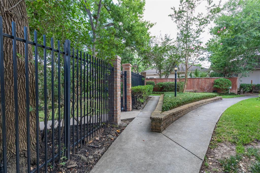 909 1 Bayou River Drive, Houston, Texas 77079, 3 Bedrooms Bedrooms, 5 Rooms Rooms,2 BathroomsBathrooms,Single-family,For Sale,Bayou River,54588122