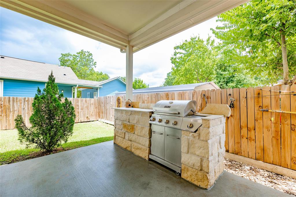 Enjoy outdoor cooking & entertaining with this built-in grill!