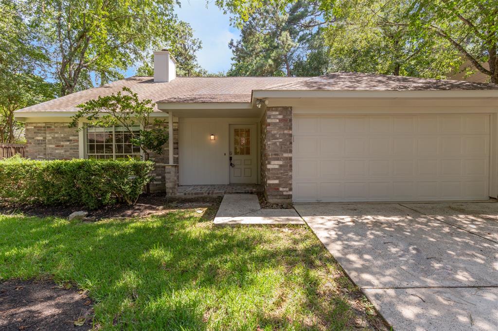 34 Summithill Place The Woodlands, Texas Newly remodeled and spacious one-story home, with in-ground pool located in The Woodlands Cochrans Crossing. Great location, exemplary schools and close to many local amenities. This open floor plan is perfect for entertaining, large kitchen with pass through bar to living room. Three bedrooms with plenty natural light. All floors were just installed and home has extra storage/closet space. Kitchen updated with quartz kitchen countertops. 3 bedrooms and 2 full updated bathrooms in a one story house. Large front yard and fully fenced backyard with waterfall pool. In a cul du sac perfect location. Don't miss it!!!!