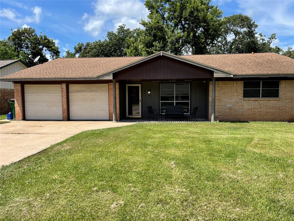 241 Anglewood CT, Angleton, TX 77515