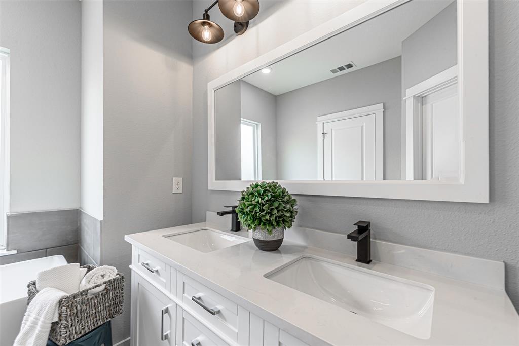 6723 2 Parker Oaks Lane, Houston, Texas 77076, 3 Bedrooms Bedrooms, 7 Rooms Rooms,2 BathroomsBathrooms,Single-family,For Sale,Parker Oaks,80583673