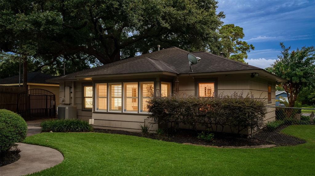 1519 1 Glen Oaks Street, Houston, Texas 77008, 2 Bedrooms Bedrooms, 6 Rooms Rooms,1 BathroomBathrooms,Single-family,For Sale,Glen Oaks,55337540