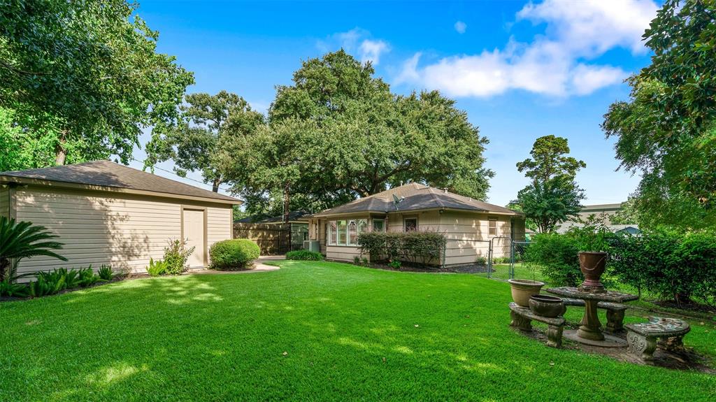 1519 1 Glen Oaks Street, Houston, Texas 77008, 2 Bedrooms Bedrooms, 6 Rooms Rooms,1 BathroomBathrooms,Single-family,For Sale,Glen Oaks,55337540
