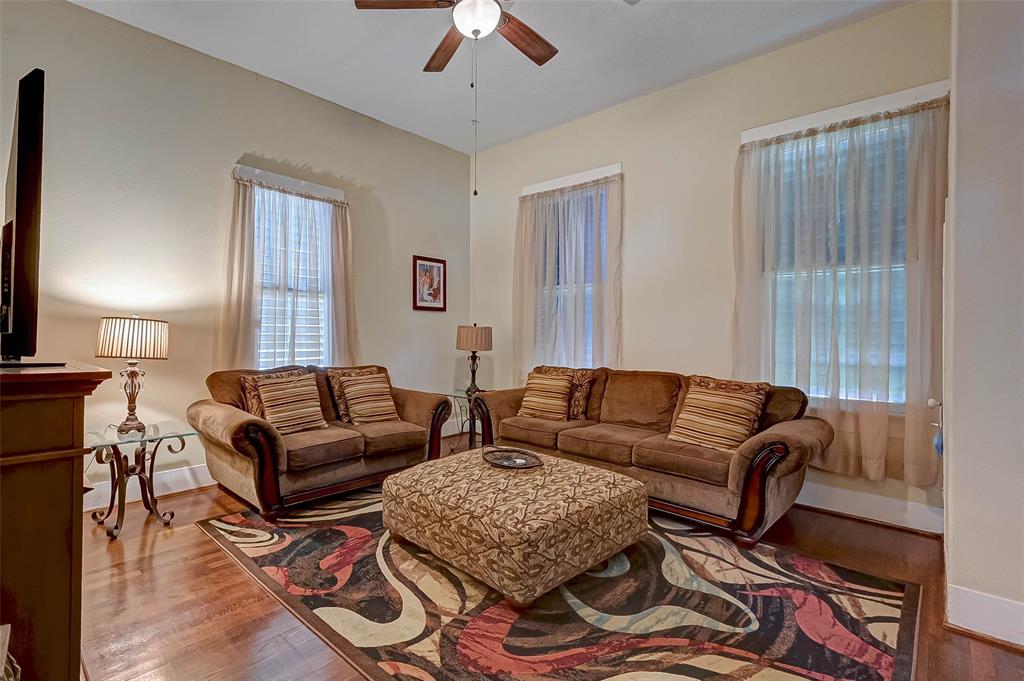 2904 2 Avenue L, Galveston, Texas 77550, 5 Bedrooms Bedrooms, 12 Rooms Rooms,2 BathroomsBathrooms,Single-family,For Sale,Avenue L,53899973