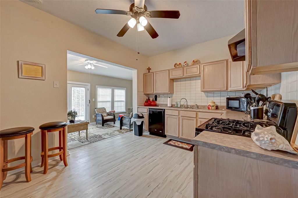 2904 2 Avenue L, Galveston, Texas 77550, 5 Bedrooms Bedrooms, 12 Rooms Rooms,2 BathroomsBathrooms,Single-family,For Sale,Avenue L,53899973