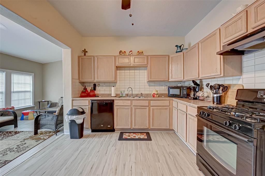 2904 2 Avenue L, Galveston, Texas 77550, 5 Bedrooms Bedrooms, 12 Rooms Rooms,2 BathroomsBathrooms,Single-family,For Sale,Avenue L,53899973