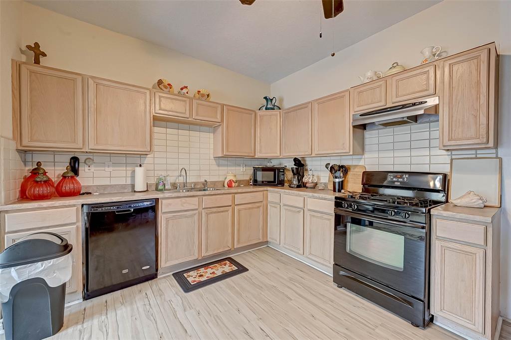 2904 2 Avenue L, Galveston, Texas 77550, 5 Bedrooms Bedrooms, 12 Rooms Rooms,2 BathroomsBathrooms,Single-family,For Sale,Avenue L,53899973
