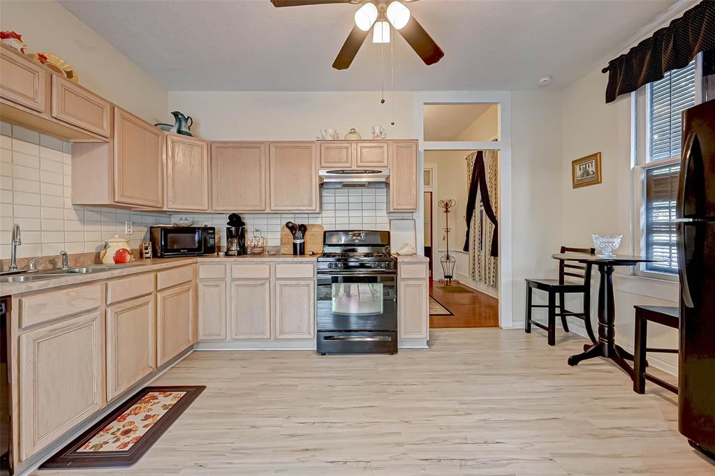2904 2 Avenue L, Galveston, Texas 77550, 5 Bedrooms Bedrooms, 12 Rooms Rooms,2 BathroomsBathrooms,Single-family,For Sale,Avenue L,53899973
