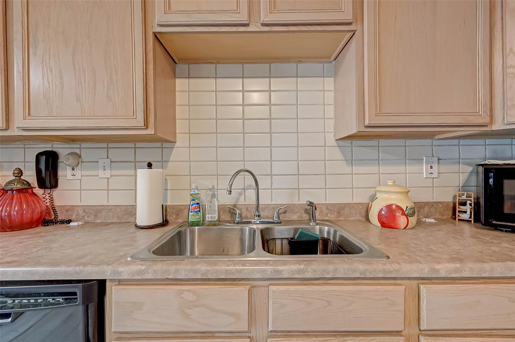 2904 2 Avenue L, Galveston, Texas 77550, 5 Bedrooms Bedrooms, 12 Rooms Rooms,2 BathroomsBathrooms,Single-family,For Sale,Avenue L,53899973