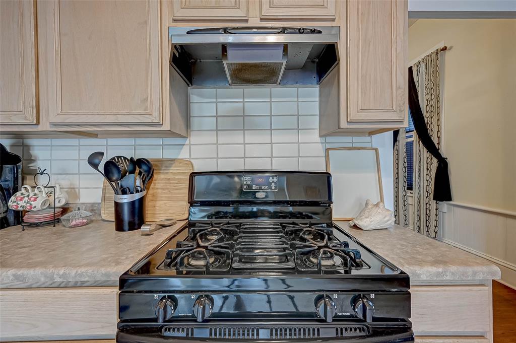 2904 2 Avenue L, Galveston, Texas 77550, 5 Bedrooms Bedrooms, 12 Rooms Rooms,2 BathroomsBathrooms,Single-family,For Sale,Avenue L,53899973