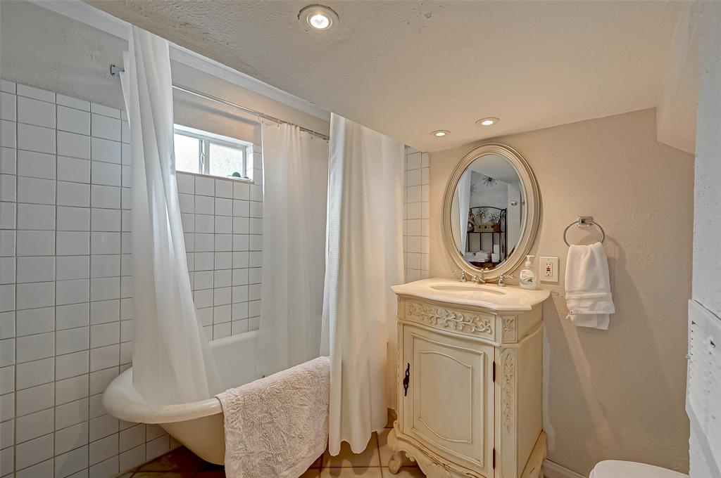 2904 2 Avenue L, Galveston, Texas 77550, 5 Bedrooms Bedrooms, 12 Rooms Rooms,2 BathroomsBathrooms,Single-family,For Sale,Avenue L,53899973