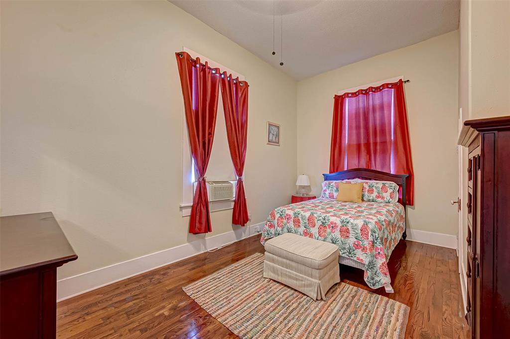 2904 2 Avenue L, Galveston, Texas 77550, 5 Bedrooms Bedrooms, 12 Rooms Rooms,2 BathroomsBathrooms,Single-family,For Sale,Avenue L,53899973