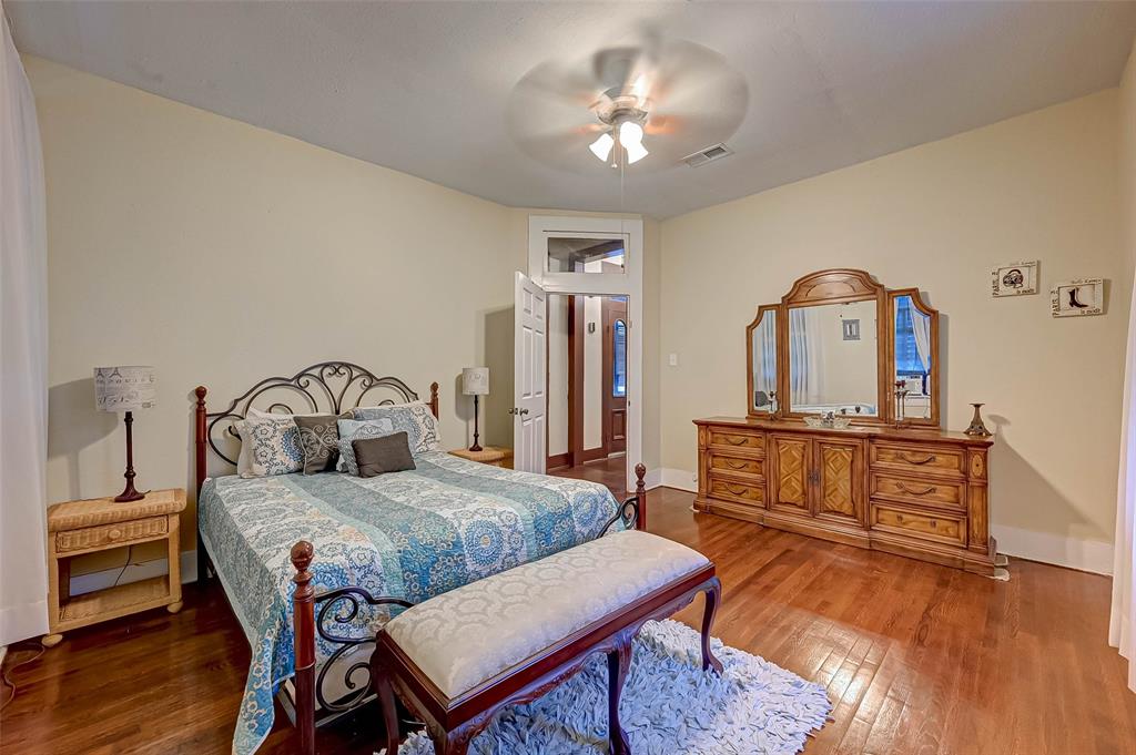2904 2 Avenue L, Galveston, Texas 77550, 5 Bedrooms Bedrooms, 12 Rooms Rooms,2 BathroomsBathrooms,Single-family,For Sale,Avenue L,53899973