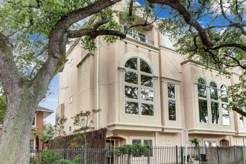 220 4 Avondale Street, Houston, Texas 77006, 3 Bedrooms Bedrooms, 10 Rooms Rooms,3 BathroomsBathrooms,Townhouse/condo,For Sale,Avondale,3588079