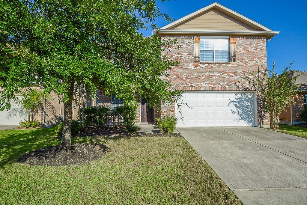 30323 Legacy Pines Drive Spring, Texas LIGHT & BRIGHT OPEN FLOOR PLAN IN MANNED GATED COMMUNITY! 4 BEDROOMS + GAMEROOM! MASTER ON 1ST FLOOR WITH GARDEN TUB/SEPARATE SHOWER! BEDROOMS HAVE WALK IN CLOSETS AND CEILING FANS! BATHROOMS WITH GRANITE COUNTERTOPS. FRONT & BACK COVERED PORCHES WITH GOOD SIZE BACKYARD! FAUX BLINDS THROUGHOUT. KITCHEN HAS SS APPLIANCES & 42'' CABINETS, OPENS TO LIVING ROOM WITH FIREPLACE! AMENITIES: CLUBHOUSE, GYM, TWO POOLS, HUGE SPLASH PAD, LAKES, WALKING TRAILS, BASKETBALL & TENNIS COURTS! EXCELLENT CISD SCHOOLS! GREAT LOCATION CLOSE TO 99, HARDY, I-45, EXXON & HP CAMPUSES AND THE WOODLANDS!!