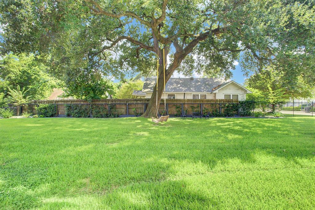 The unquestionable crowning piece of 1420 Herkimer is this massive yard with a mature live oak shading a substantial part of it.