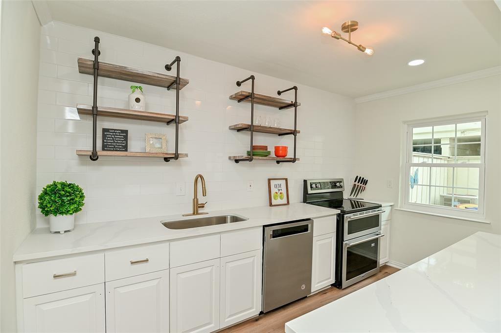 12612 2 Rip Van Winkle Drive, Houston, Texas 77024, 3 Bedrooms Bedrooms, 8 Rooms Rooms,2 BathroomsBathrooms,Townhouse/condo,For Sale,Rip Van Winkle,55976326