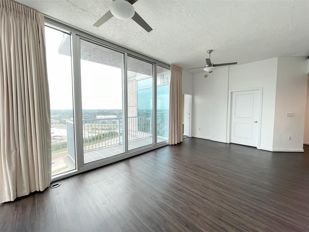 5925 Almeda Road, Houston, Texas 77004, 2 Bedrooms Bedrooms, 5 Rooms Rooms,2 BathroomsBathrooms,Mid/hi-rise Condo,For Sale,THE MOSAIC ON HERMANN PARK,Almeda,39080454