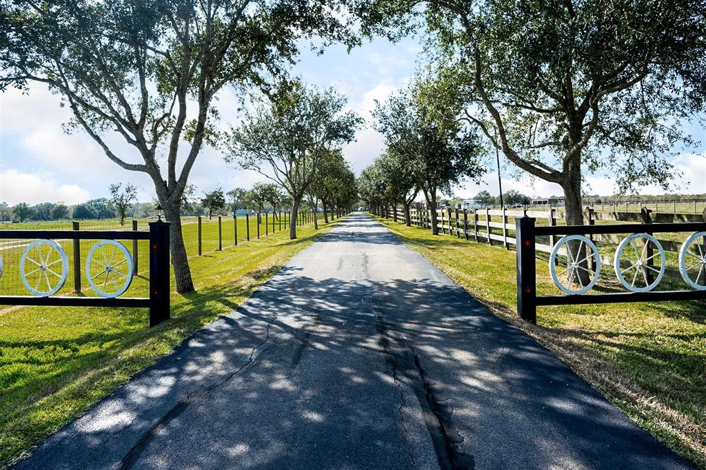 10506 2 County Road 200, Alvin, Texas 77511, 2 Bedrooms Bedrooms, 2 Rooms Rooms,3 BathroomsBathrooms,Single-family,For Sale,County Road 200,52595571